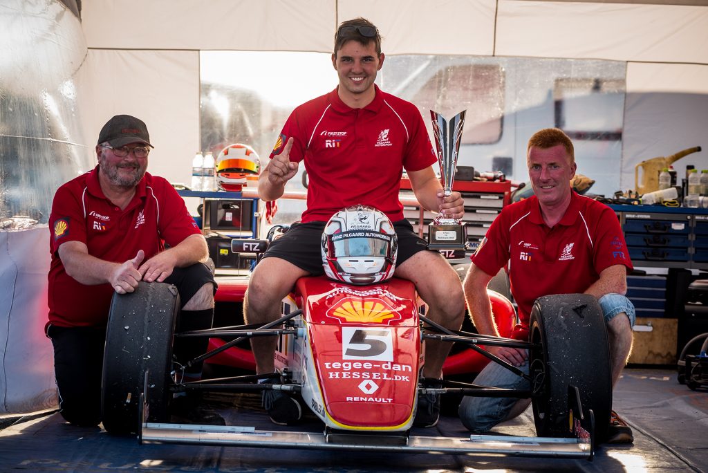Casper Pilgaard efter en succesfuld tur på Rudskogen Motorsenter
(Foto: Renault Formel 4 DK)